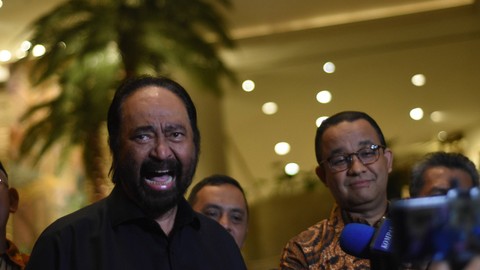 Ketua Umum Partai Nasdem Surya Paloh (kiri) didampingi bakal calon presiden Koalisi Perubahan Anies Baswedan memberi keterangan kepada wartawan usai menggelar pertemuan di Jakarta, Kamis (24/8). Foto: ANTARA FOTO/Indrianto Eko Suwarso