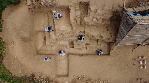 Para arkeolog mengerjakan dinding polikrom berusia 4.500 tahun, bagian dari kuil milik periode Prakeramik Akhir, di Huaca Tomabal di Lembah Viru, Peru 22 Agustus 2023. Foto: Feren Castillo/PAVI/ REUTERS