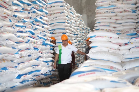 Direktur Utama Pupuk Indonesia Rahmad Pribadi cek stok pupuk di Gudang Klari Karawang, Jawa Barat, Kamis (24/8/2023). Foto: Pupuk Indonesia 