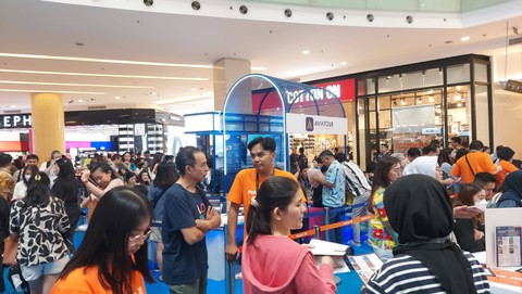Pengunjung Singapore Travel Fair yang memadati booth pameran yang digelar di Mall Gandaria City, Jumat (25/8). Foto: Gitario Vista Inasis/kumparan
