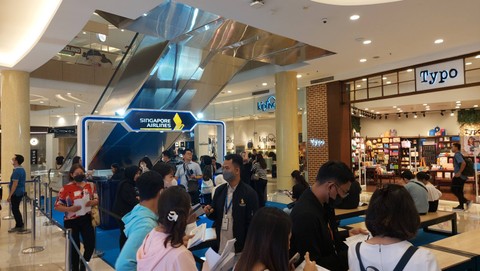 Pengunjung Singapore Travel Fair yang memadati booth pameran yang digelar di Mall Gandaria City, Jumat (25/8). Foto: Gitario Vista Inasis/