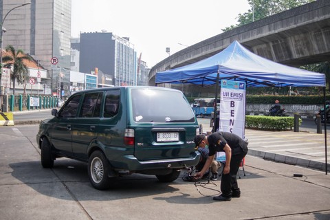 Petugas melakukan uji emisi di Terminal Blok M, Jakarta Selatan, Jumat (25/8/2023). Foto: Jamal Ramadhan/kumparan