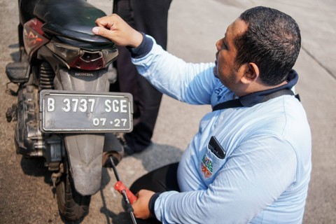 Petugas melakukan uji emisi di Terminal Blok M, Jakarta Selatan, Jumat (25/8/2023). Foto: Jamal Ramadhan/kumparan