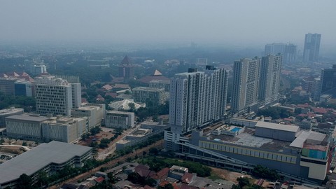 Foto udara kawasan Margonda depok yang tertutup kabut polusi udara di Depok, Jawa Barat, Jumat (25/8/2023). Foto: Yulius Satria Wijaya/Antara Foto