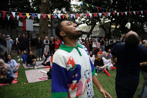 Lomba makan kerupuk. Foto: Iqbal Firdaus/kumparan
