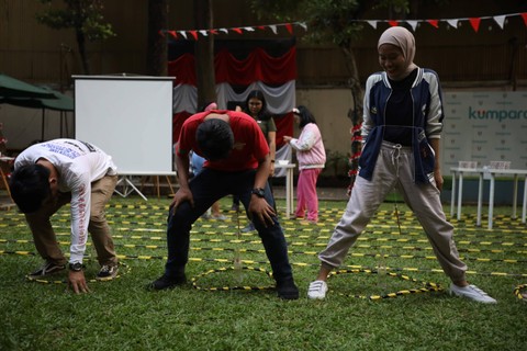 Lomba memasukkan pensil ke dalam botol. Foto: Iqbal Firdaus/kumparan