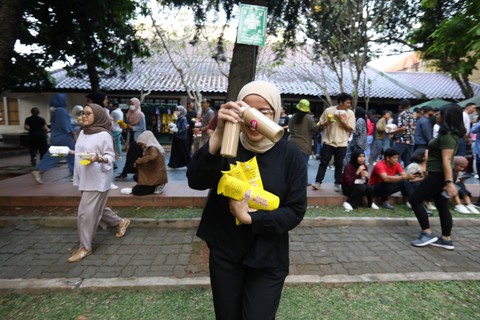 Awak kumparan dan jajanannya. Foto: Iqbal Firdaus/kumparan