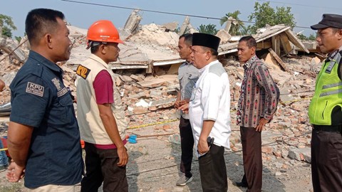 Petugas meninjau tujuh ruko di Deli Serdang yang mendadak roboh pada Jumat (25/8/2023) Foto: BPBD Deli Serdang