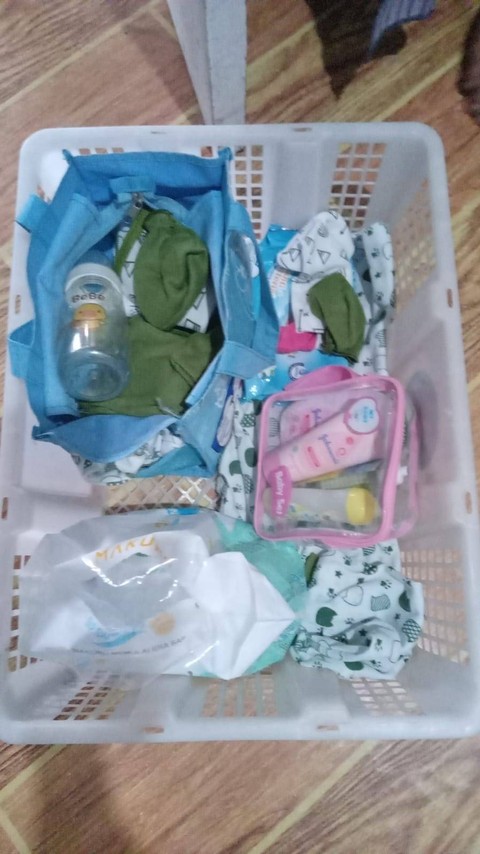 Keranjang tempat bayi perempuan ditemukan warga. | Foto: Dok Polsek Kedaton