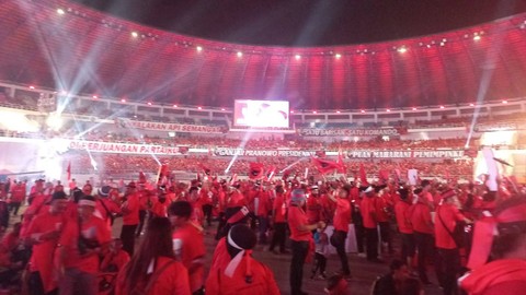 Puluhan ribu kader PDI  Perjuangan se-Jawa Tengah mengikuti Apel Siaga kader di Stadion Jatidiri Semarang pada Jumat (25/8) malam. Foto: Intan Alliva/kumparan