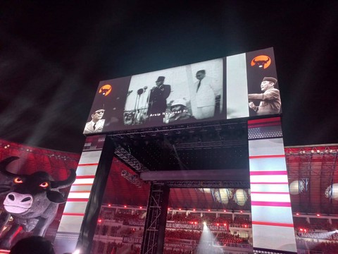 Suasana saat kader PDI Perjuangan se-Jawa Tengah mengikuti Apel Siaga kader di Stadion Jatidiri Semarang pada Jumat (25/8/2023) malam. Foto: Intan Alliva/kumparan