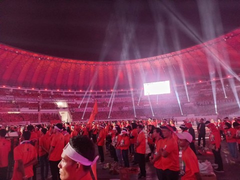 Suasana saat kader PDI Perjuangan se-Jawa Tengah mengikuti Apel Siaga kader di Stadion Jatidiri Semarang pada Jumat (25/8/2023) malam. Foto: Intan Alliva/kumparan