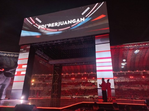 Suasana saat kader PDI Perjuangan se-Jawa Tengah mengikuti Apel Siaga kader di Stadion Jatidiri Semarang pada Jumat (25/8/2023) malam. Foto: Intan Alliva/kumparan