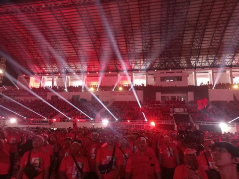 Suasana saat kader PDI Perjuangan se-Jawa Tengah mengikuti Apel Siaga kader di Stadion Jatidiri Semarang pada Jumat (25/8/2023) malam. Foto: Intan Alliva/kumparan