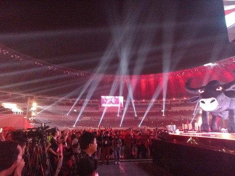 Suasana saat kader PDI Perjuangan se-Jawa Tengah mengikuti Apel Siaga kader di Stadion Jatidiri Semarang pada Jumat (25/8/2023) malam. Foto: Intan Alliva/kumparan