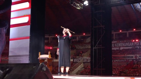 Puan Maharani menerima tongkat komando saat Apel Siaga kader PDIP di Stadion Jatidiri Semarang pada Jumat (25/8/2023) malam. Foto: Intan Alliva/kumparan