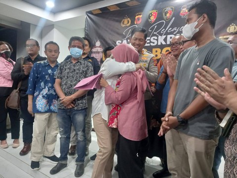 Orang tua bayi tertukar di Bogor berpelukan usai mengetaui hasil tes DNA anak mereka, Jumat (26/8). Hasil tes DNA menunjukkan bayi mereeka benar tertukar. Foto: Dok. Istimewa