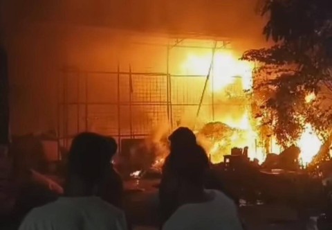 Kebakaran melanda gudang paket ekspedisi di Jalan Utan Jati, Kalideres, Jakarta Barat, Jumat (25/8) malam. Foto: Dok. Istimewa
