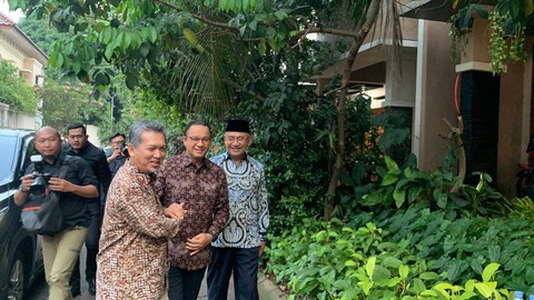 Anies Baswedan (kedua kanan) menyambangi kediaman Salim Segaf Aljufri, Sabtu (26/8). Foto: Luthfi Humam/kumparan