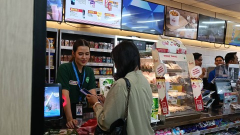 Raisa jadi kasir pembelian produk Dettol Activ-Botany di Indomaret Meli Melo, Harapan Indah, Bekasi, Jumat (25/8). Foto: Giovanni/kumparan