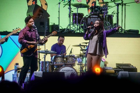 Penampilan Hivi! pada konser musik Sky Avenue 2023 di Istora Senayan, Jakarta, Sabtu (26/8/2023). Foto: Jamal Ramadhan/kumparan