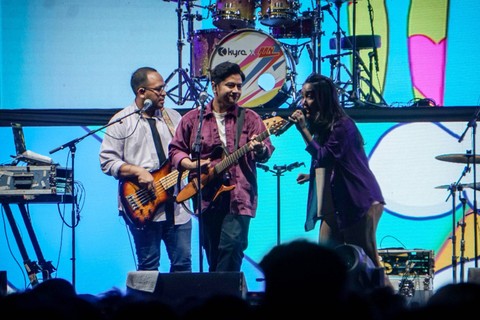 Penampilan Hivi! pada konser musik Sky Avenue 2023 di Istora Senayan, Jakarta, Sabtu (26/8/2023). Foto: Jamal Ramadhan/kumparan