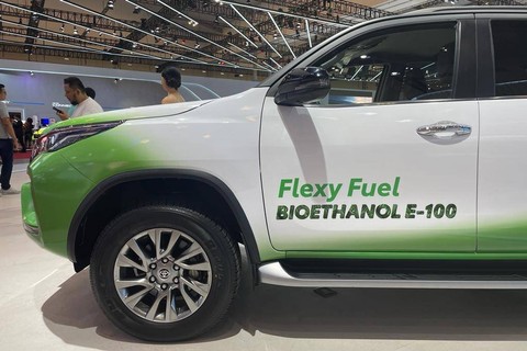 Toyota Fortuner Flexy Fuel yang bisa tenggak bahan bakar bioetanol 100 persen atau E100. Foto: Sena Pratama/kumparan