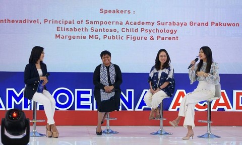 Sesi Talkshow '5C COMPETENCIES IN GOLDEN AGE' yang digelar dalampeluncuran Sampoerna Academy Surabaya Grand Pakuwon Campus . Foto: Dok. Sampoerna Academy