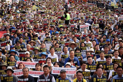 Warga Korea Selatan meneriakkan slogan-slogan saat protes terhadap pembuangan air radioaktif yang telah diolah oleh Jepang dari pembangkit listrik tenaga nuklir Fukushima yang hancur ke Samudra Pasifik, di Seoul, Korea Selatan, Sabtu (26/8/2023). Foto: Kim Hong-Ji/REUTERS
