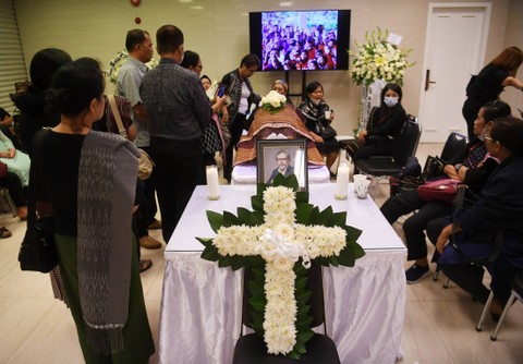 Kerabat melayat Ketua Komnas Perlindungan Anak Arist Merdeka Sirait yang disemayamkan di Rumah Duka Sentosa, RSPAD Gatot Subroto, Jakarta, Sabtu (26/8/2023). Foto: Akbar Nugroho Gumay/ANTARA FOTO