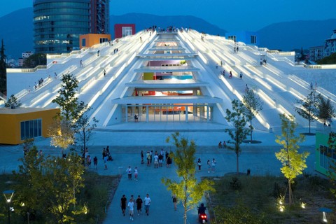 Wisatawan mengunjungi piramida yang didesain ulang yang dulunya merupakan museum yang dibangun untuk menghormati mendiang diktator Komunis Enver Hoxha, di Tirana, Albania. Foto: Florion Goga/REUTERS