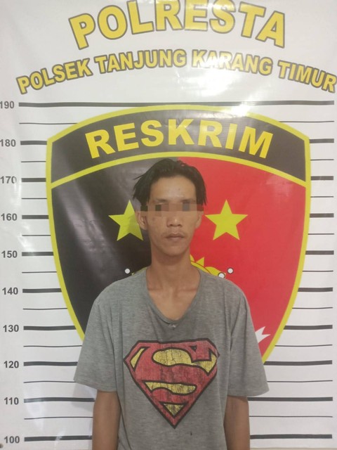Pelaku yang diamankan. | Foto: Dok Polsek Tanjung Karang Timur