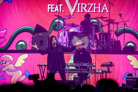 Penampilan Dewa 19 feat Virzha di konser musik Sky Avenue 2023 Istora Senayan, Jakarta, Sabtu (26/8/2023). Foto: Jamal Ramadhan/kumparan