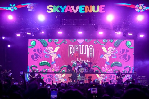 Penampilan Dewa 19 feat Virzha di konser musik Sky Avenue 2023 Istora Senayan, Jakarta, Sabtu (26/8/2023). Foto: Jamal Ramadhan/kumparan