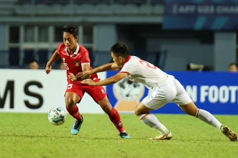 Pemain Timnas U-23 Indonesia Mohamamd Haykal (kiri) berusaha melewati hadangan pemain Timnas U-23 Vietnam Pham Dinh Duy (kanan) dalam pertandingan babak Final Piala AFF U-23 2023 di Rayong Provincial Stadium, Thailand, Sabtu (26/8/2023). Foto: Humas PSSI/HO ANTARA FOTO