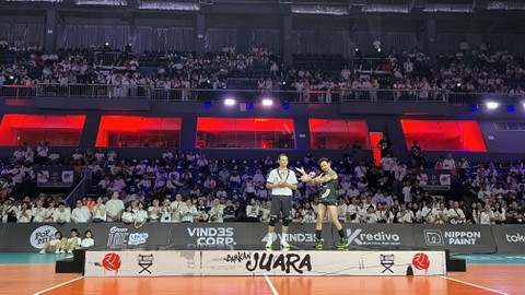 Kompetisi Bahkan Voli yang diselenggarakan Vindes Sport menyajikan pertandingan voli antara The Prediksi dan The Actors di Mahaka Square, Jakarta, Sabtu (26/8). Foto: Jodi Hermawan/kumparan