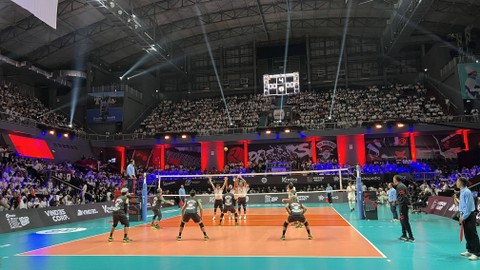 Kompetisi Bahkan Voli yang diselenggarakan Vindes Sport menyajikan pertandingan voli antara The Prediksi dan The Actors di Mahaka Square, Jakarta, Sabtu (26/8). Foto: Jodi Hermawan/kumparan