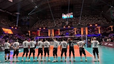 Kompetisi Bahkan Voli yang diselenggarakan Vindes Sport menyajikan pertandingan voli antara The Prediksi dan The Actors di Mahaka Square, Jakarta, Sabtu (26/8). Foto: Jodi Hermawan/kumparan