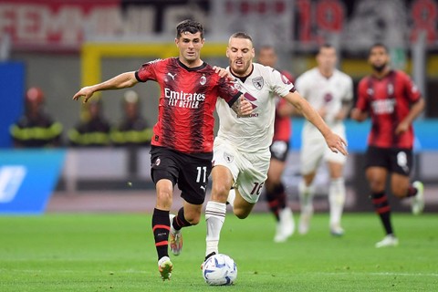 Pemain AC Milan Christian Pulisic berusaha melewati pemain Torino Nikola Vlasic pada pertandingan lanjutan Liga Italia.  Foto: Daniele Mascolo/REUTERS