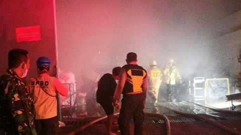 Kebakaran gudang ekspedisi di Jakut, Minggu (27/8/2023).  Foto: Twitter/@BPBDJakarta