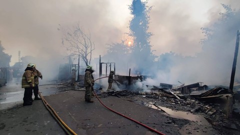 Petugas damkar memadamkan kebakaran rumah bedeng di Cakung, Jakarta Timur, Minggu (27/8).  Foto: Sudin Gulkarmat Jaktim