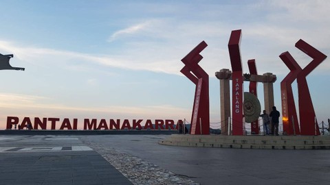 Anjungan Pantai Manakarra, Mamuju. Foto: Adi Pallawalino