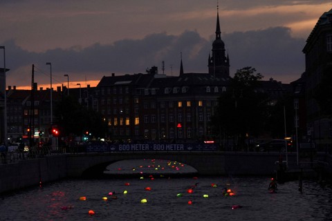 Peserta mengikuti renang melalui perairan ibu kota Denmark sebagai bagian dari acara TrygFonden Swim di Kopenhagen, Denmark. Foto: Tom Little/REUTERS