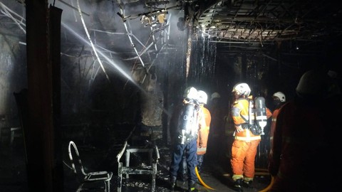 Petugas berusaha memadamkan api kebakaran di asrama Gedung Balai Besar Penjaminan Mutu Pendidikan (BBPMP) Jawa Timur, Gayungan, Surabaya, Minggu (27/8/2023).  Foto: DPKP Kota Surabaya