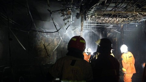 Petugas berusaha memadamkan api kebakaran di asrama Gedung Balai Besar Penjaminan Mutu Pendidikan (BBPMP) Jawa Timur, Gayungan, Surabaya, Minggu (27/8/2023).  Foto: DPKP Kota Surabaya