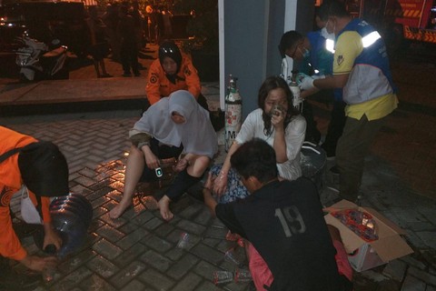 Evakuasi korban kebakaran di asrama Gedung Balai Besar Penjaminan Mutu Pendidikan (BBPMP) Jawa Timur, Gayungan, Surabaya, Minggu (27/8/2023).  Foto: DPKP Kota Surabaya