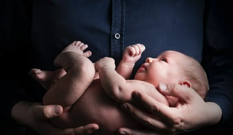 Ilustrasi lahiran bayi yang imut dan cute. Foto dari Pexels.com