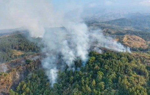 Kepulan asap di beberapa titik di Kaki Gunung Ciremai Blok Cileutik Desa Pasawahan Kecamatan Pasawahan Kabupaten Kuningan. (27/8/2023). Foto: Dok. kumparan