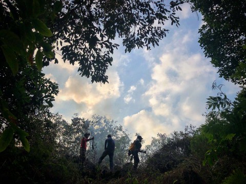 Petugas BPBD Kuningan dan MPA saat melakukan pendinginan menggunakan Jet Shooter. (27/8/2023) Foto: Dok. kumparan