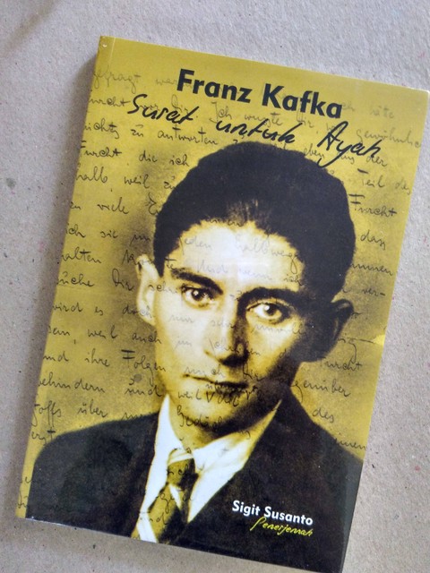 Buku sastra begini juga banyak diburu pembaca jadi cepat lakunya. (Foto: dok. pri)